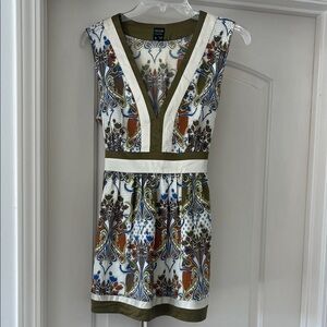 Nicole by Nicole Miller Green and Cream Patterned Top. Beautiful summer top